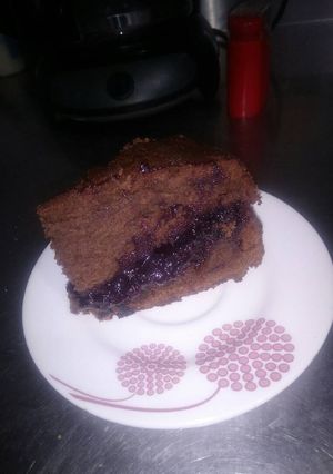 Una foto de Torta de chocolate y naranja rellena de mermelada de arándanos