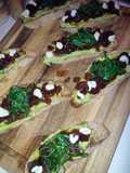 Tostadas de atún rojo con guacamole, wakame y aïoli