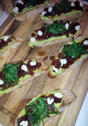 Una foto de Tostadas de atún rojo con guacamole, wakame y aïoli