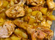 Une photo de pilon de poulet pommes de terre