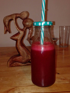 Una foto de Zumo rojo de verduras y fruta
