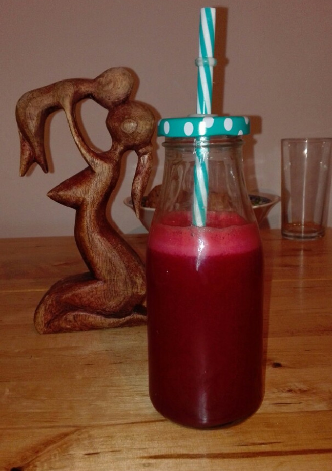 Una foto de Zumo rojo de verduras y fruta