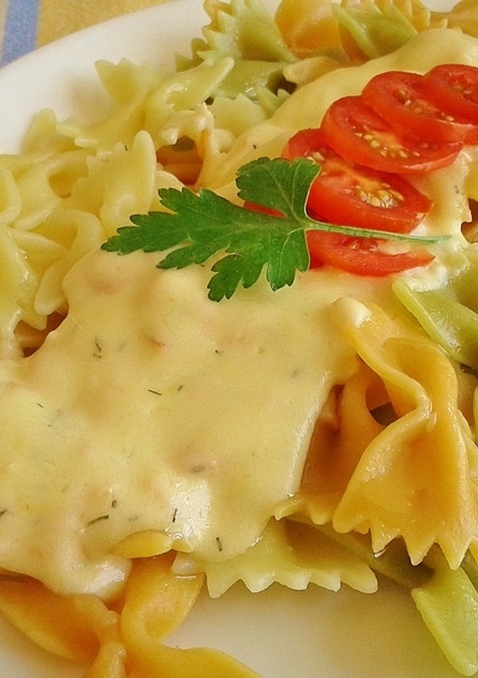 Una foto de Farfalle tricolor a los cuatro quesos