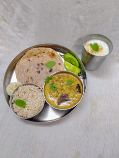 ખાટા મગ(khata moong recipe in gujarati) રેસીપી મુખ્ય ફોટો