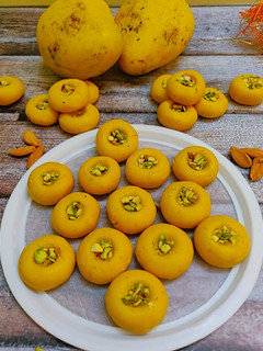 केसर मैंगो पेड़ा(kesar mango peda recipe in hindi) रेसिपी मुख्य फोटो