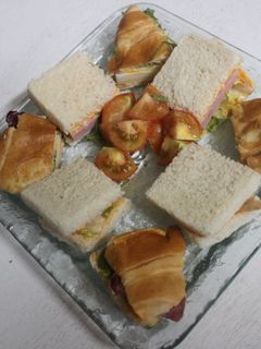 Una foto de Pan de molde, cruasanes y tomate