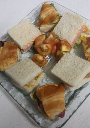 Foto principal de Pan de molde, cruasanes y tomate