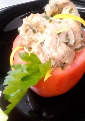 Una foto de Tomate relleno fácil