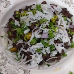 A picture of Jhut put chana chat.