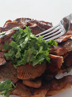Una foto de Níscalos con limón y cilantro