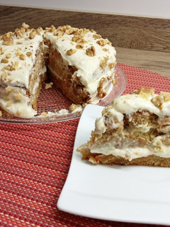 Foto principal de Tarta de zanahoria cubierta de crema y nueces (carrot cake)