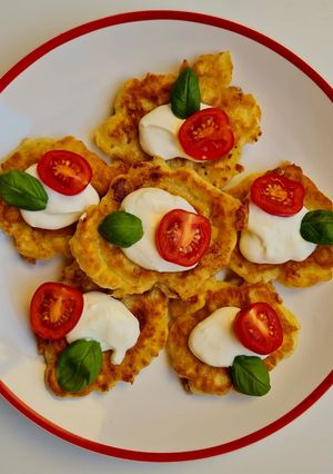 Zdjęcie przepisu Placuszki wytrawne z mozzarellą.