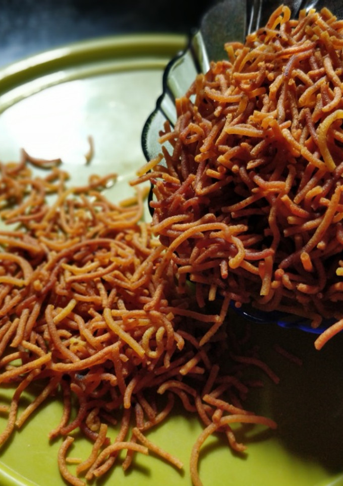 आलू भुजीया (alu bhujiya recipe in marathi) रेसिपी चे मुख्य फोटो 