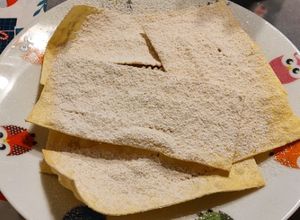 Foto di Finte "chiacchere" in friggitrice ad aria (con sfoglia delle lasagne del banco frigo)