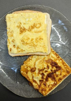 Una foto de 2 tortillas, 1 solo huevo