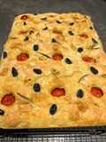 Focaccia de Tomates y Ajos confitados con Romero y Sal en escamas