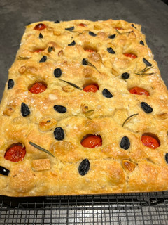 Una foto de Focaccia de Tomates y Ajos confitados con Romero y Sal en escamas