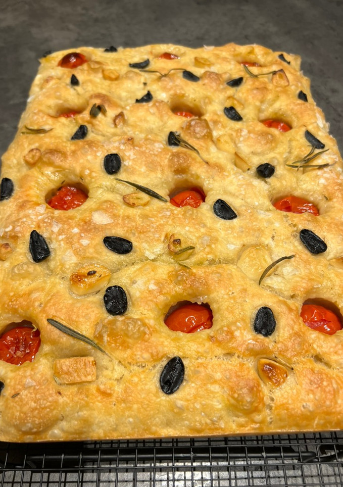 Una foto de Focaccia de Tomates y Ajos confitados con Romero y Sal en escamas