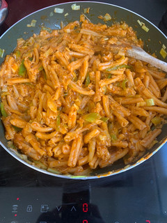 Una foto de Pasta de lenteja roja con verdura y atún