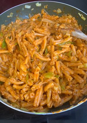 Una foto de Pasta de lenteja roja con verdura y atún