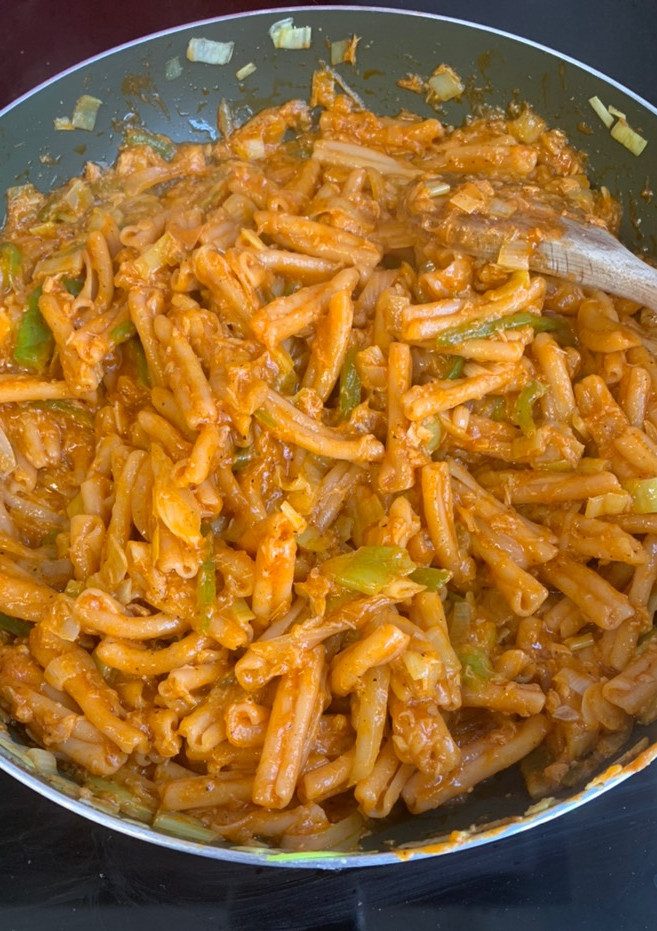 Una foto de Pasta de lenteja roja con verdura y atún
