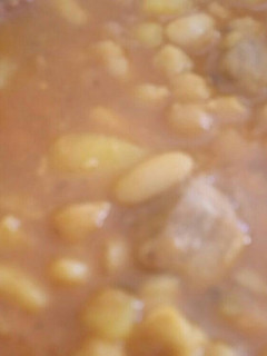 Una foto de Potaje de garbanzos, habichuelas, carne de pollo, chorizo, morci