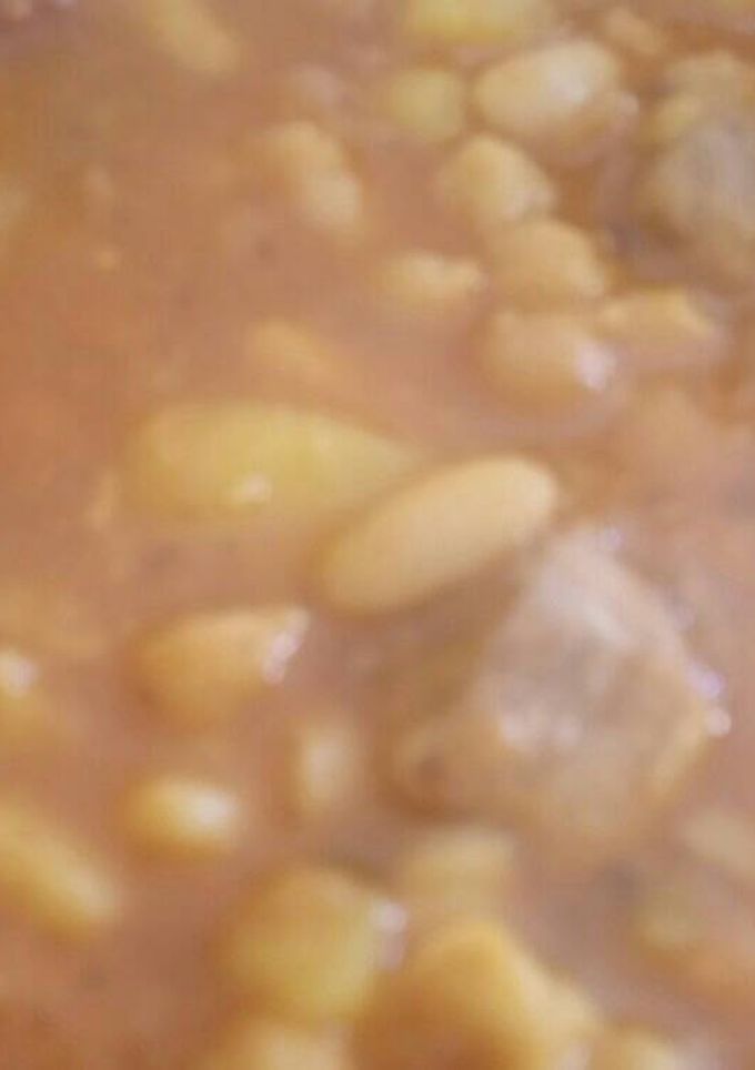 Una foto de Potaje de garbanzos, habichuelas, carne de pollo, chorizo, morci