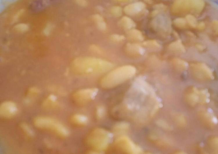 Potaje de garbanzos, habichuelas, carne de pollo, chorizo, morci