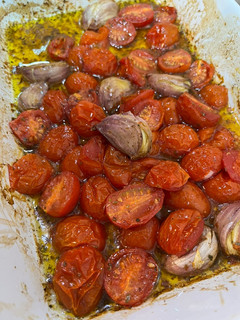 Una foto de Tomates cherries asados en aceite y ajo