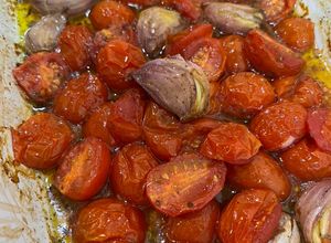 Una foto de Tomates cherries asados en aceite y ajo
