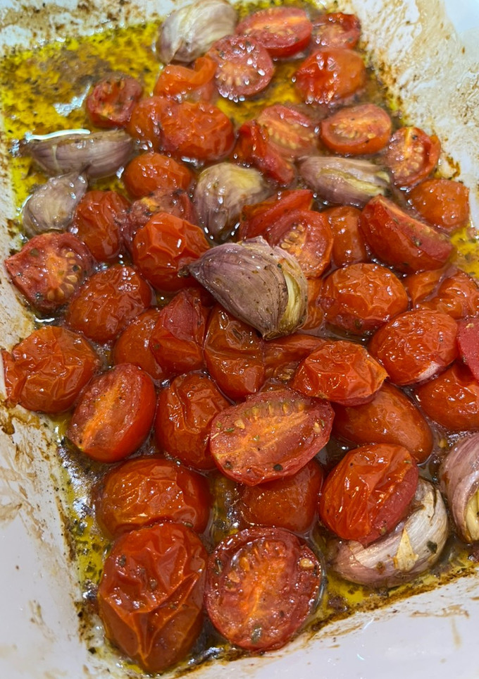 Una foto de Tomates cherries asados en aceite y ajo