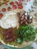 Piadina con polpo, burrata, pesto, pomodori secchi & rucola