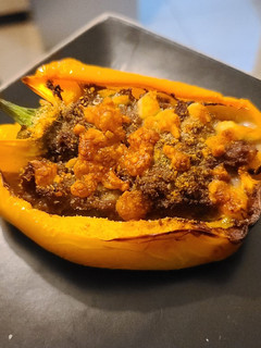 Una foto de Pimentón relleno preparado en freidora de aire