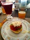 Brunch con tomate caramelizado