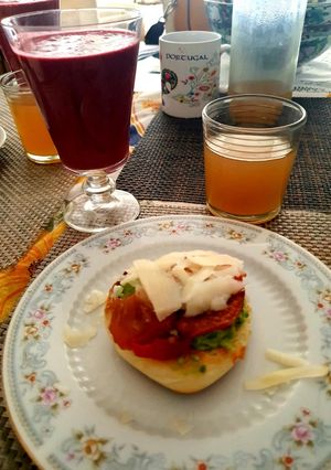 Una foto de Brunch con tomate caramelizado