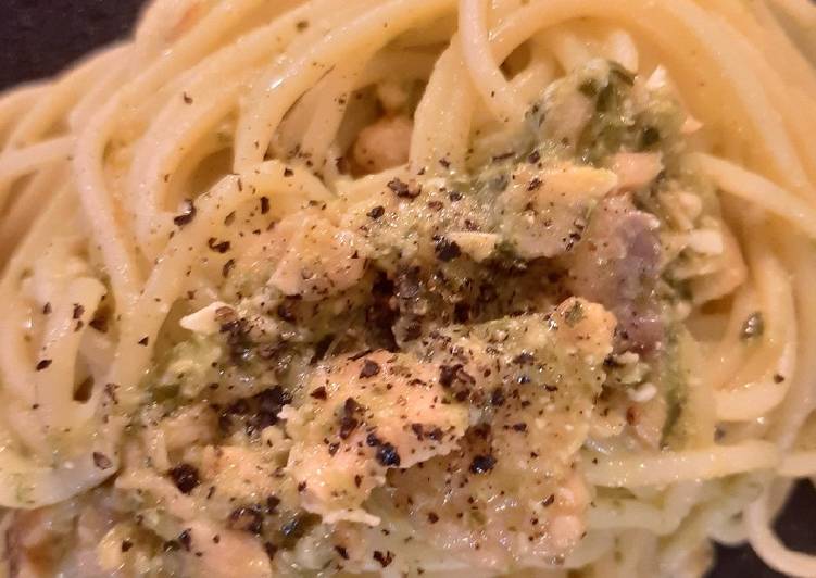 Spaghetti pesto e salmone