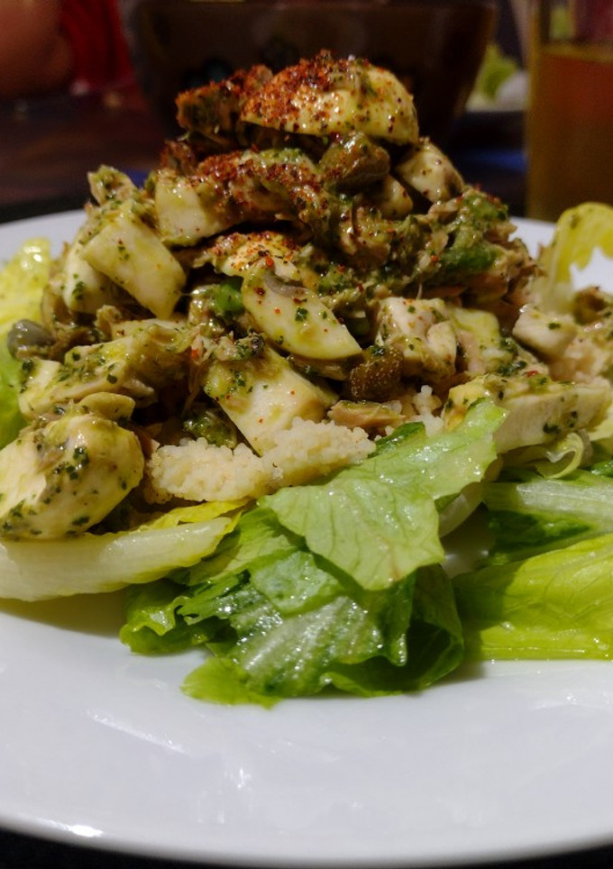 Una foto de Ensalada lechuga, cuscús, atún, champiñones y más 🤭