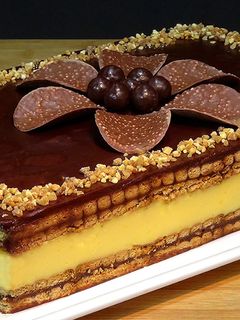 Una foto de Tarta de flan con galletas y chocolate, receta sin horno y muy fácil