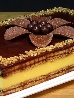 Una foto de Tarta de flan con galletas y chocolate, receta sin horno y muy fácil