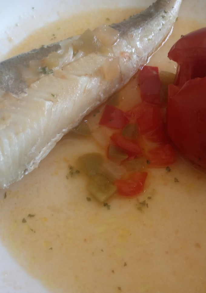 Una foto de Tronquito de merluza con tomate asado