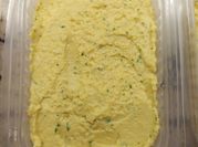 Una foto de hummus perejil