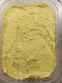 Una foto de Hummus de garbanzos, perejil y zanahoria