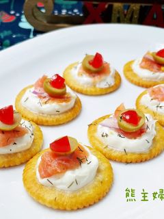 煙燻鮭魚起司餅乾（前菜/點心/派對） 的食譜成品照片