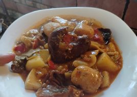 Albondigas con sepia,patatas y alcachofas