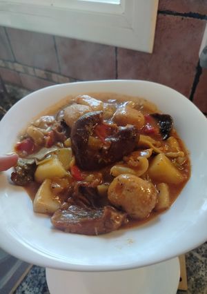 Una foto de Albondigas con sepia,patatas y alcachofas