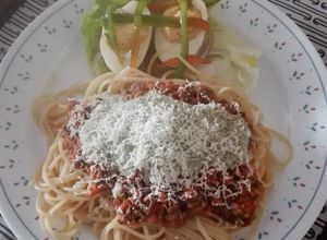 Una foto de Spaguetti a mi bolognesa con Pesto
