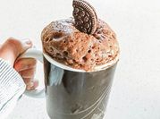 Una foto de mug cake de oreo