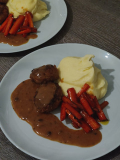 Frikadellen mit karamellisierten Möhren und Kartoffelpüree Rezepthauptbild