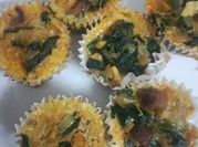 Una foto de muffin de huevo y vegetales