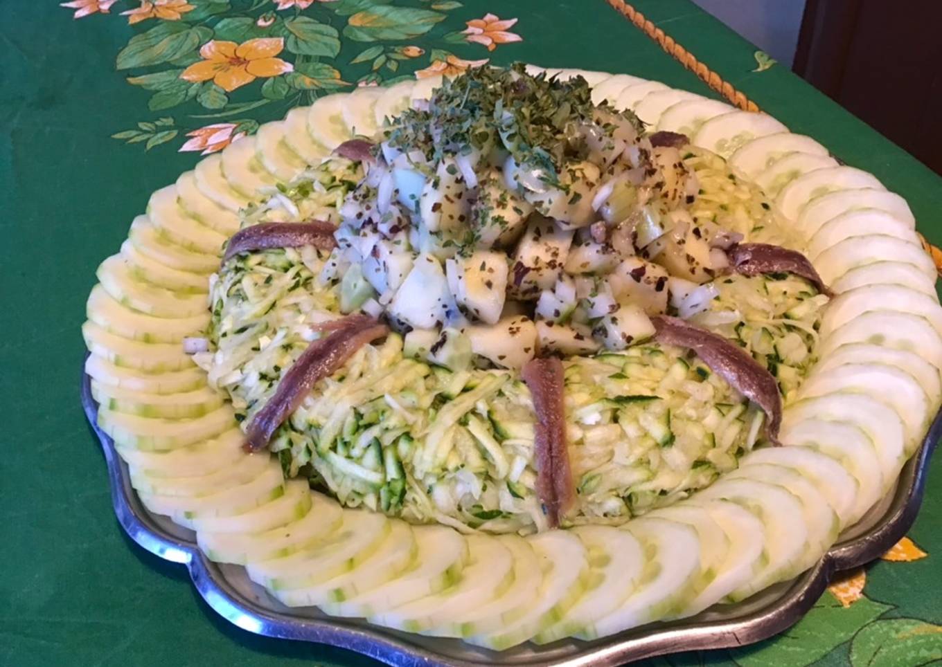 Salade de concombre et courgettes râpées aux anchois,pomme et oignon